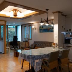 Comfortable home 10 min from Hongik University, 5min from Gajwa station with baby products