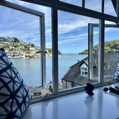 Seascape - Waterfront apartment, glorious views and parking