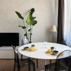 [Venice Central] Luxury Suite ~ Jacuzzi + Patio A/C