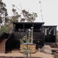 'Sisters' - Cliff top cabin with hot tub
