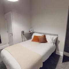 Top Quality large Bedroom Near Rail station london