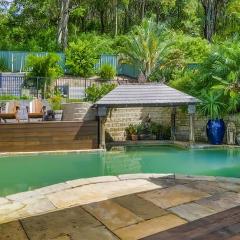 Splendour Hideaway - Luxury pool at Caves Beach