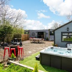 The Pine Cabins including Games Room, Camp fire & Hot tub