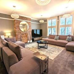 Lux 2 Bed Apartment, 2 Parking spaces, 1 minute to Metrolink
