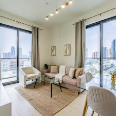 Stunning Apt with Artful Interior and Urban Views