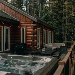 Hot tub, private deck, gas fire pit & king bed!