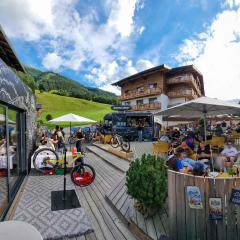 SKILL Mountain Lodge - Ski und Bike Hostel im Sommer mit JOKER CARD