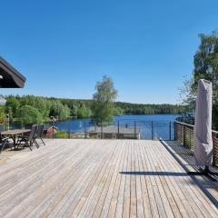 Stort hus med sjöutsikt