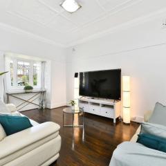 Elegant Family Retreat Near Beaches & Sydney CBD