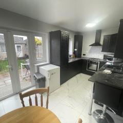 Inviting Apartment in Hayes with Garden & Parking