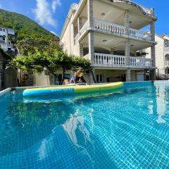 Family House with pool & sea view