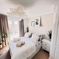 DeLux Room with Private Parking, Sleeps 2, Perfect for Cotswold Getaway, Easy A419 Access