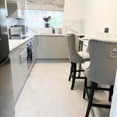 Beautiful apartment in Beckton with Private Entrance and Garden