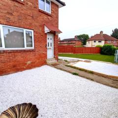 Comfortable 3-Bedroom Leeds Beach House - Ideal for Work Stays with Parking