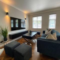 Luxurious 3-Bedroom Duplex Apartment with Netflix and Wifi in Northwood by HP Accommodation