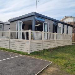 Beautiful Caravan With Decking At Oaklands Holidaypark Ref 39006bg