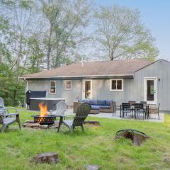 Modern Rustic Escape w/Hot Tub - High Falls Lodge