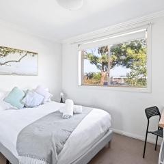 Serene Double Room in Revesby - Mins to Eateries & Shops - Shared Bathroom