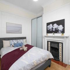 Elegant Double Room - Mins to Transport and Stores - Shared Bathroom