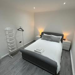 Luxury 2 Bed Apartment, Sleeps 6 with Sofa bed, Close to Sale Tram Station