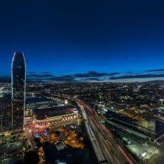 Lavish High-Rise 2bed Apt in the Hearth of Downtown LA