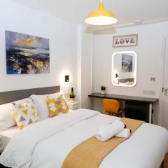 New Luxury Rooms in the Heart of London Next to Shops, Cafes, Bars & Metro with Shared Bathrooms