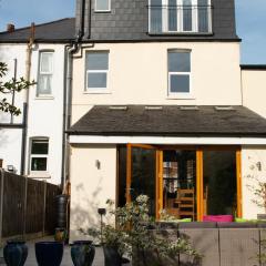 Bright London House with Garden and Parking