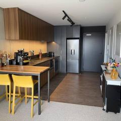 Modern Two Bedroom Apartment with Free Parking