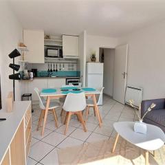 Annonce professionnelle. T2 Cabine avec balcon, 4 personnes au cœur de la ville et à deux pas du sable chaud