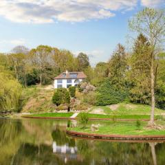 Inviting 6-Bed House with fishing lake in Devizes