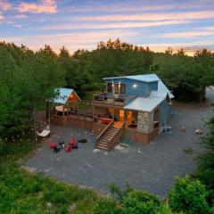 Lux Hochatown Cabin! 5 minutes to town-Hot Tub-Fire Pit-Game Room-Mtn Views