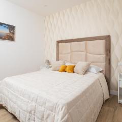 Nonno Angelo - 4 Bedrooms with Free Parking & Seaview Balcony