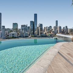 River-View Unit with Rooftop Pool near Museums