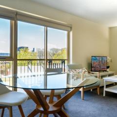 MadeComfy Spacious CBD Apartment in Prime Location