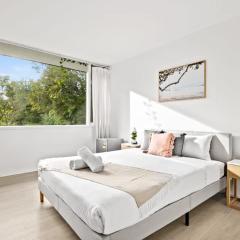 Luminous Ensuite Queen Room - Centrally Located