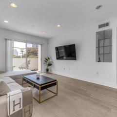 Luxury & Modern 3 Bedroom & 3 Bathroom Penthouse in Santa Monica with FREE Parking