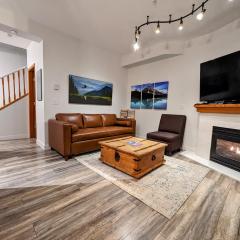 Updated Townhouse in Village. Pool/Hot Tub/Parking