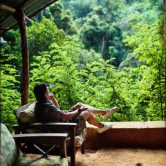 Knuckles Backpackers Hut with waterfall view