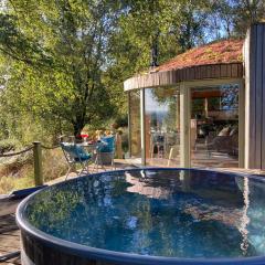 Luxury romantic Roundhouse and hot tub for two