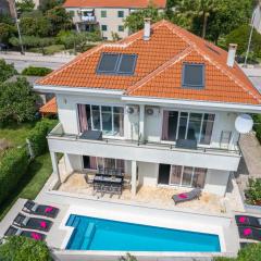 Villa Barbara-Kastela with heated pool