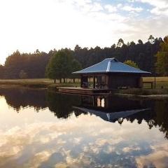 eKuthuleni - Wooden Cabin over the lake