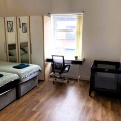 Newly renovated 3 Ensuite bedroom house in bury, 5 people