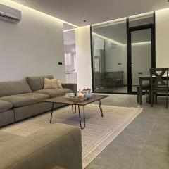 شقة حديثة التصميم مكونه من غرفتين نوم قريبة من مطار الملك خالد