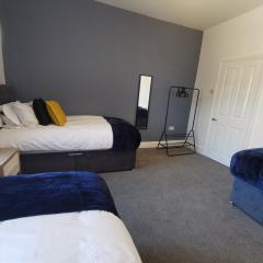 Comfy and Cozy 3 Bed house, free parking & Wifi