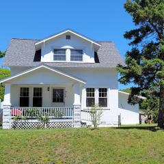 Oscoda Hilltop Haven - Great Location Near Beach!