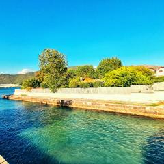 VILLA CECILIA sul LAGO fronte MARE