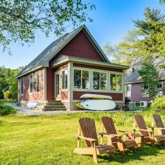 Waterfront Cottage in Summer Village with Grill