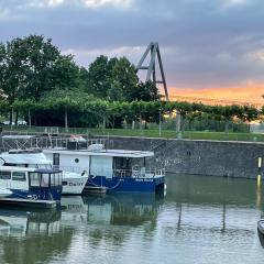 Hausboot Iron Franz- Entspannung auf dem Wasser