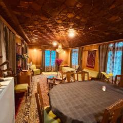 Lucky Kashmir Heritage Houseboat