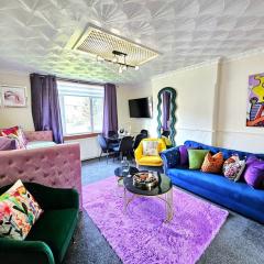 2 Bed Aprt, 4 Beds by Sensational Stay